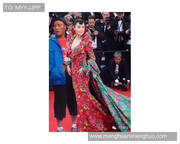 足球明星与传统花棉袄的奇妙邂逅展现文化交融之美