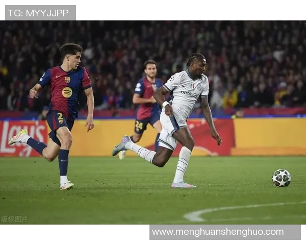 足球明星在比赛中倒地后奋力起身的精彩瞬间展现了他们不屈不挠的竞技精神